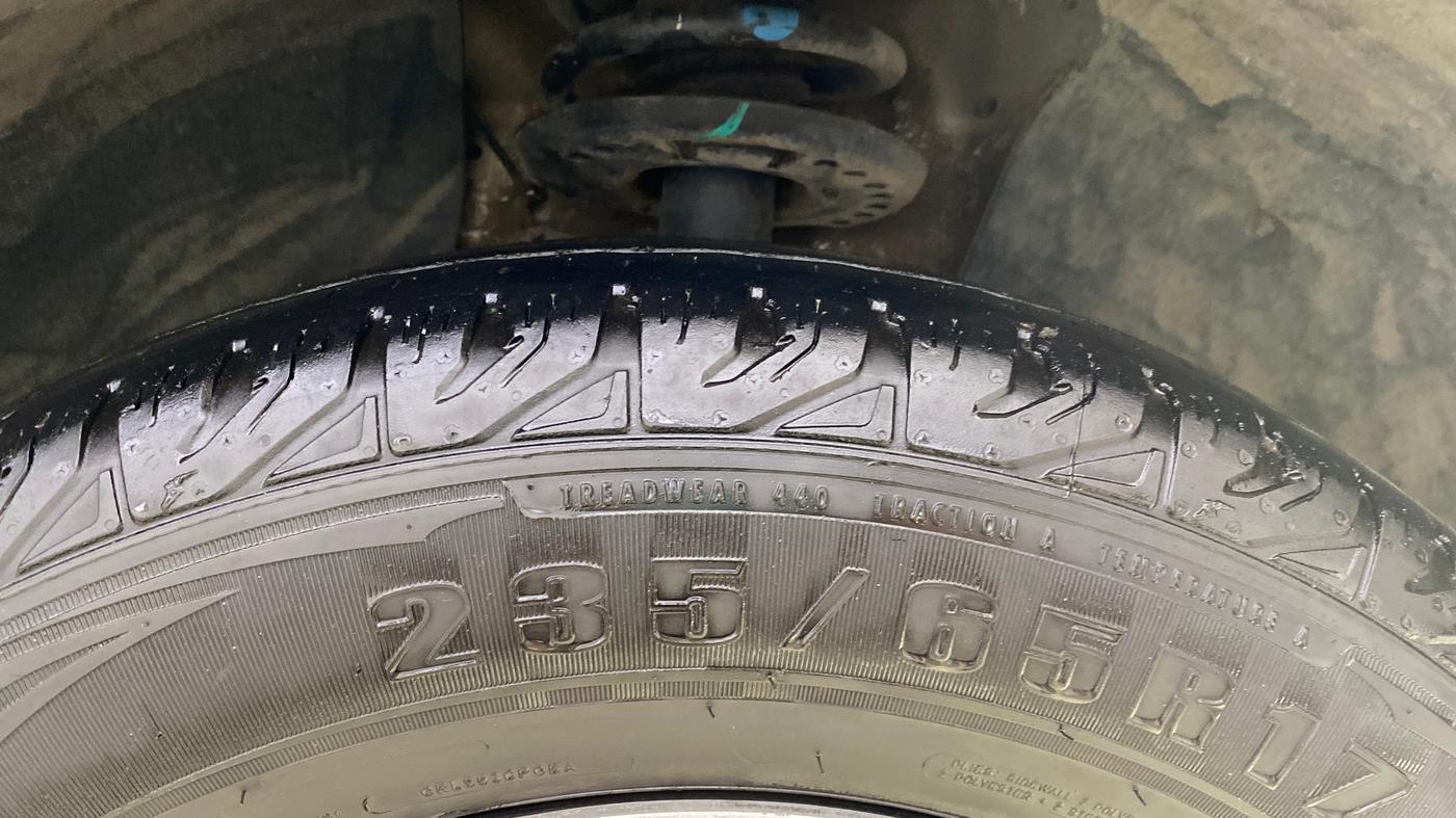 2017 Mahindra XUV500 W4, Diesel, Manual, 1,02,257 km, Right Front Tyre Tread
