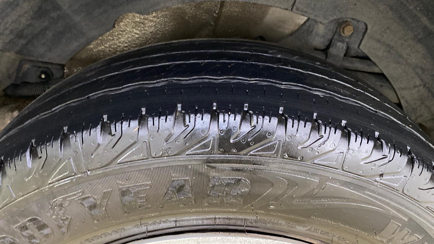 2017 Mahindra XUV500 W4, Diesel, Manual, 1,02,257 km, Left Rear Tyre Tread