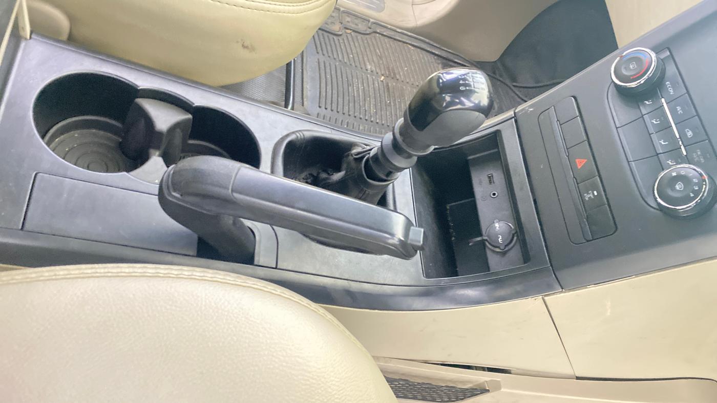 2017 Mahindra XUV500 W4, Diesel, Manual, 1,02,257 km, Gear Lever