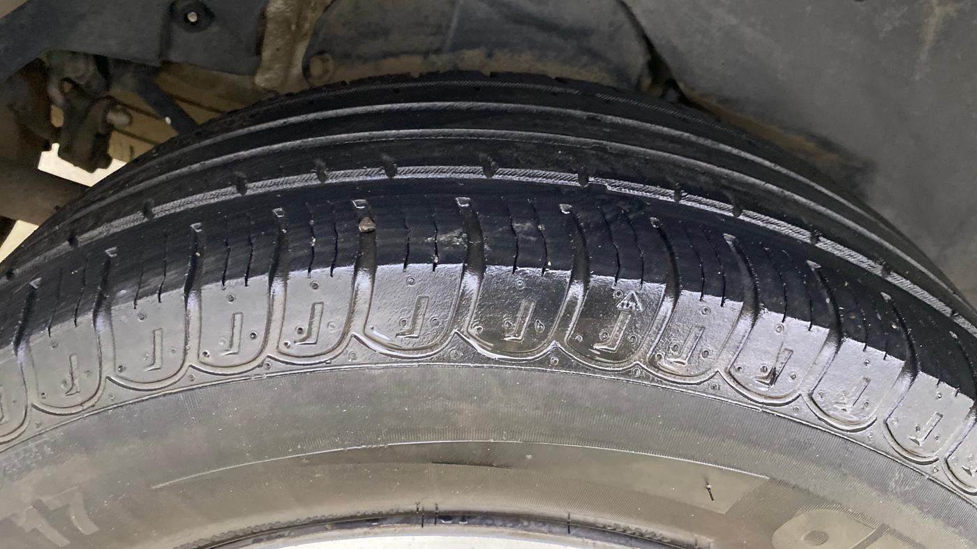 2017 Mahindra XUV500 W4, Diesel, Manual, 1,02,257 km, Right Rear Tyre Tread