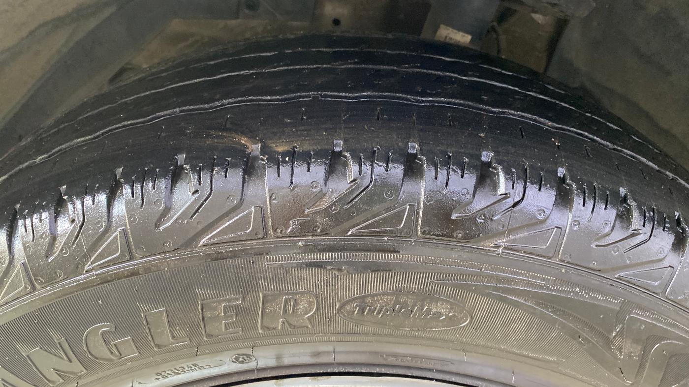 2017 Mahindra XUV500 W4, Diesel, Manual, 1,02,257 km, Left Front Tyre Tread