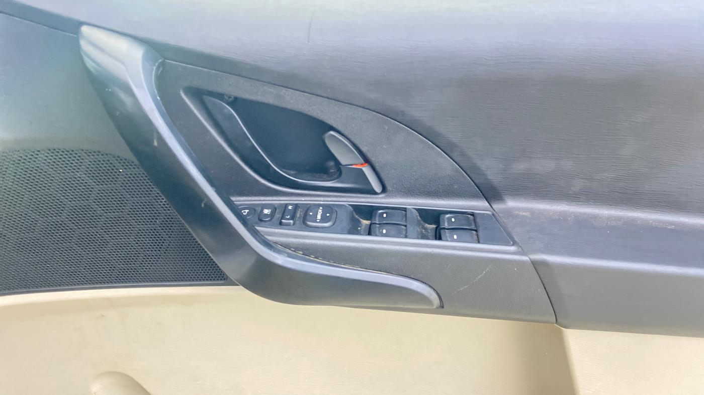 2017 Mahindra XUV500 W4, Diesel, Manual, 1,02,257 km, Driver Side Door Panels Control