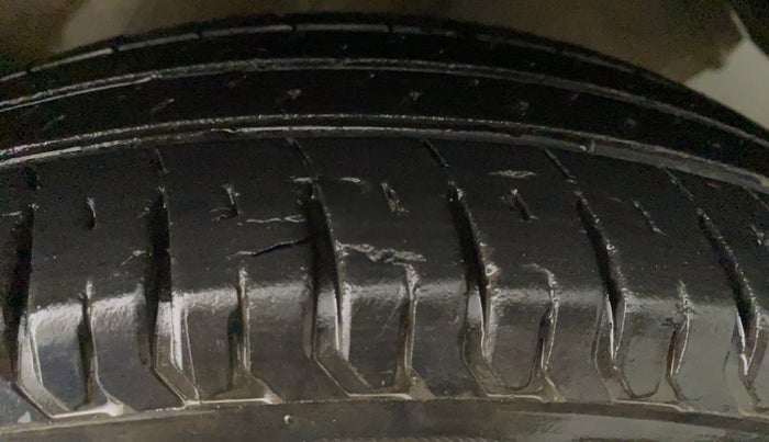 2012 Maruti Swift VXI, Petrol, Manual, 84,253 km, Left Front Tyre Tread