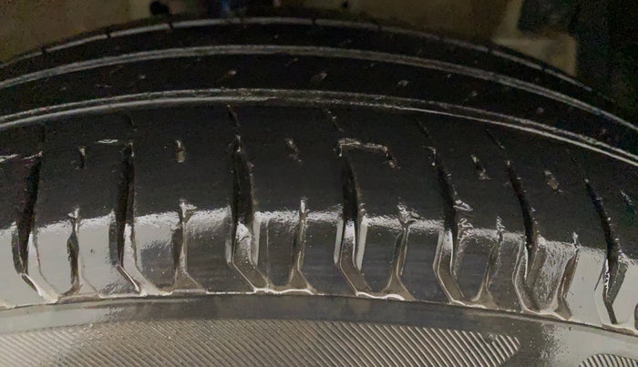 2012 Maruti Swift VXI, Petrol, Manual, 84,253 km, Right Front Tyre Tread