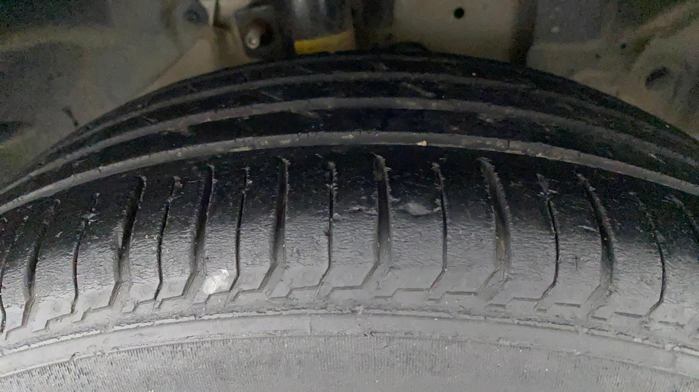2018 Ford Ecosport TREND 1.5L DIESEL, Diesel, Manual, 1,10,049 km, Right Front Tyre Tread