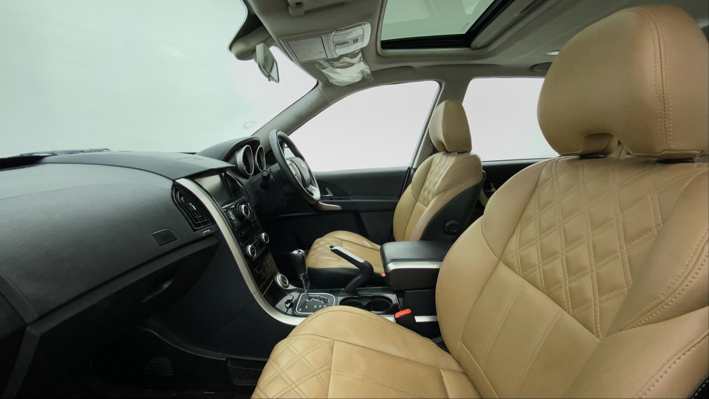 2019 Mahindra XUV500 W9 AT, Diesel, Automatic, 55,603 km, Right Side Front Door Cabin