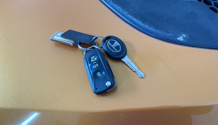 2016 Tata Tiago XZ PETROL, CNG, Manual, 95,697 km, Key Close Up