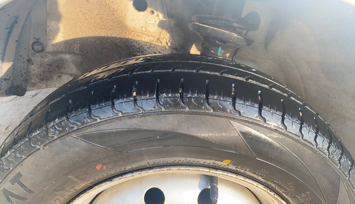 2015 Maruti Wagon R 1.0 LXI CNG, CNG, Manual, 63,864 km, Left Front Tyre Tread