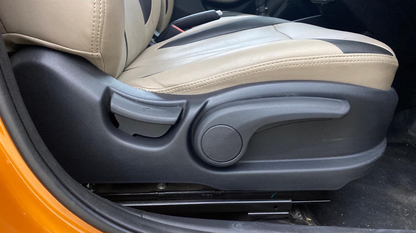 2018 Hyundai Elite i20 ASTA 1.2, Petrol, Manual, 31,410 km, Driver Side Adjustment Panel