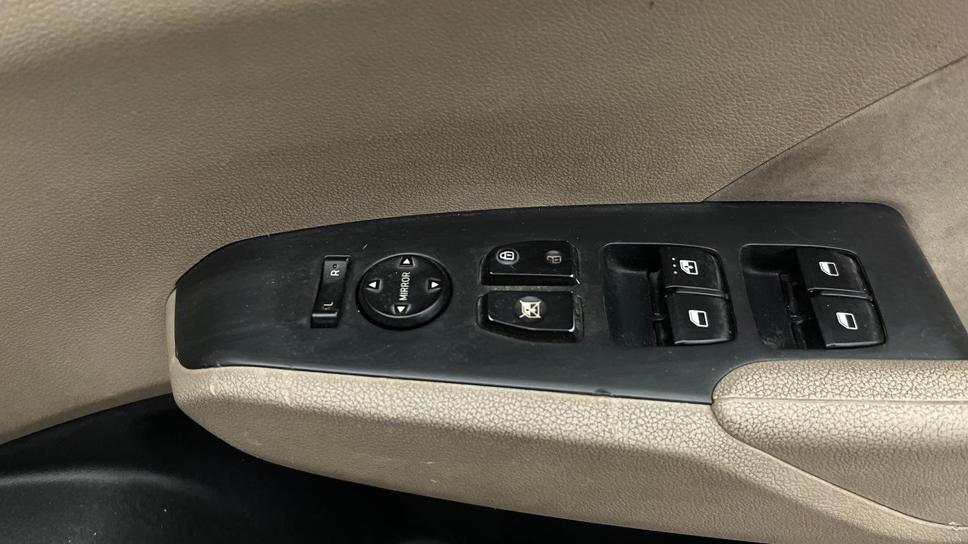 2017 Hyundai Verna 1.6 EX VTVT AT, Petrol, Automatic, 86,858 km, Driver Side Door Panels Control