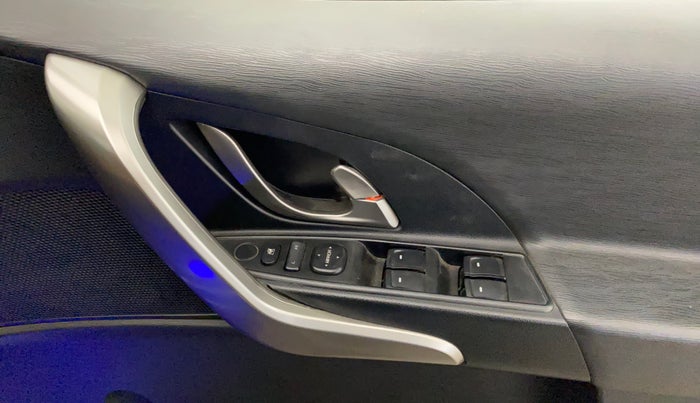 2019 Mahindra XUV500 W7 AT, Diesel, Automatic, 60,037 km, Driver Side Door Panels Control