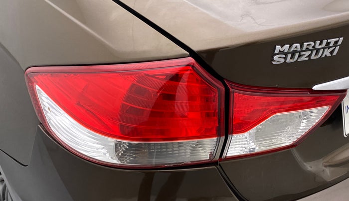2016 Maruti Ciaz ZDI+ SHVS, Diesel, Manual, 82,681 km, Left tail light - Minor damage