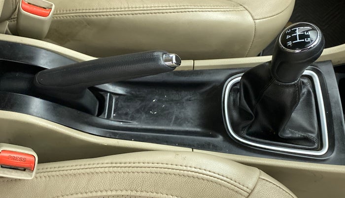 2016 Maruti Ciaz ZDI+ SHVS, Diesel, Manual, 82,681 km, Gear Lever