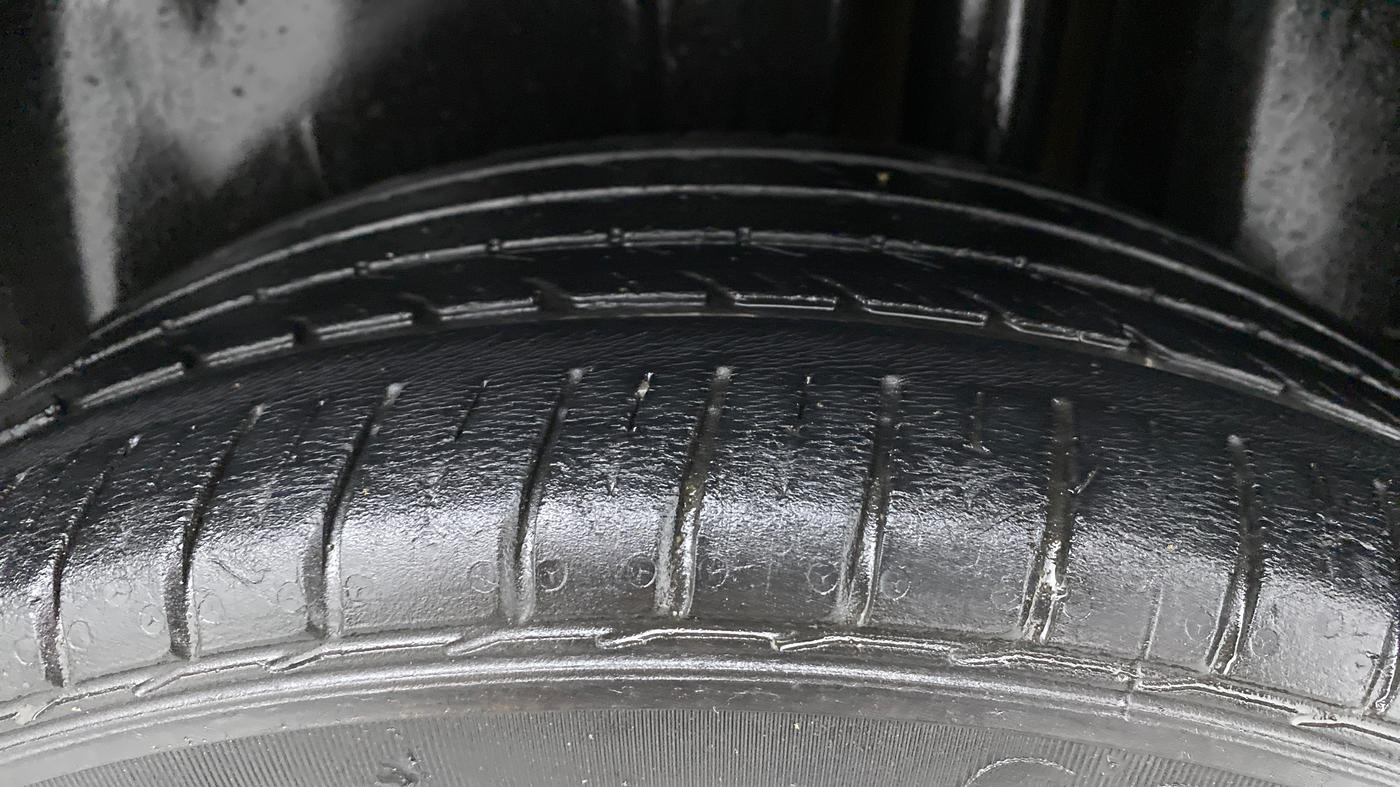 2016 Maruti Ciaz ZDI+ SHVS, Diesel, Manual, 82,681 km, Left Rear Tyre Tread