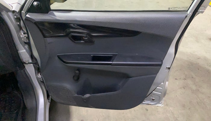 2017 Mahindra KUV 100 NXT K2 P 6 STR, Petrol, Manual, 38,530 km, Driver Side Door Panels Control