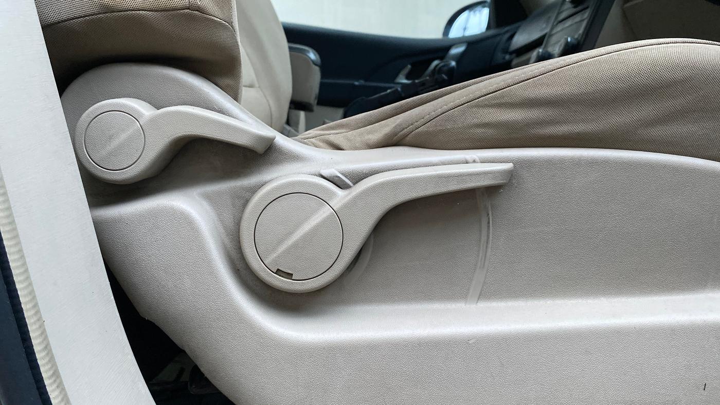 2016 Mahindra XUV500 W6, Diesel, Manual, 69,007 km, Driver Side Adjustment Panel