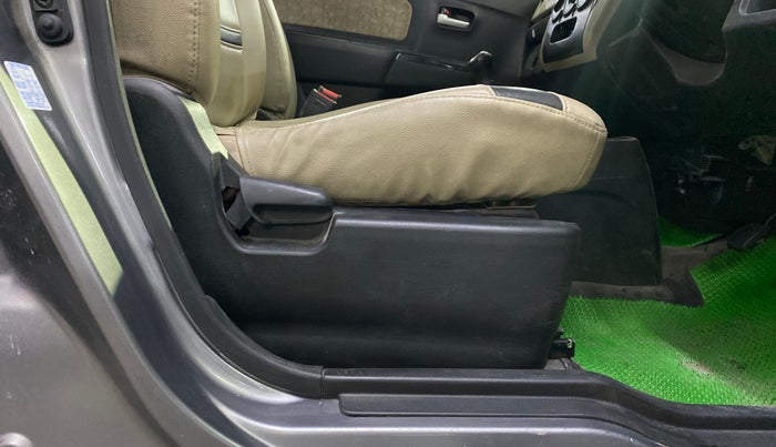 2017 Maruti Wagon R 1.0 VXI, Petrol, Manual, 35,911 km, Driver Side Adjustment Panel
