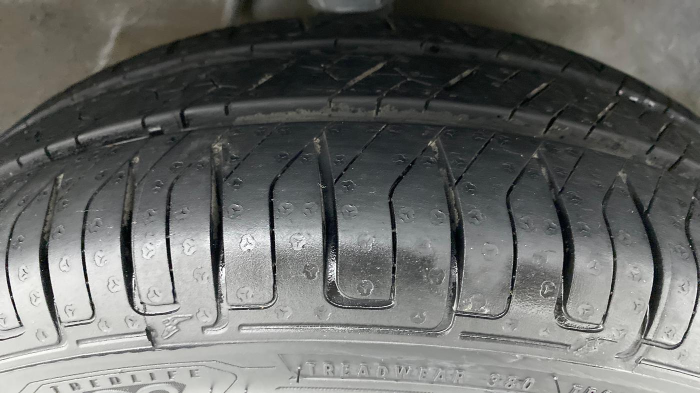 2015 Maruti Alto K10 VXI P, Petrol, Manual, Right Front Tyre Tread