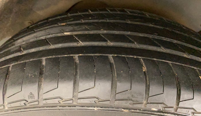 2021 MG HECTOR SHARP 2.0 DIESEL DUAL TONE, Diesel, Manual, 1,27,904 km, Left Rear Tyre Tread