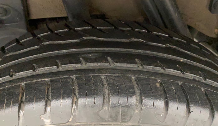 2018 Renault Duster RXS CVT, Petrol, Automatic, 27,045 km, Right Rear Tyre Tread