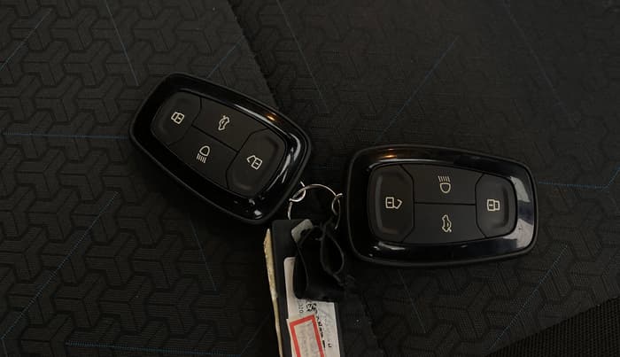 2023 Tata PUNCH CREATIVE  MT, Petrol, Manual, 18,437 km, Key Close Up