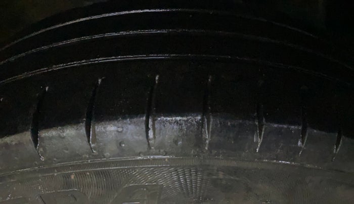 2013 Maruti Swift VXI, Petrol, Manual, 68,083 km, Right Front Tyre Tread