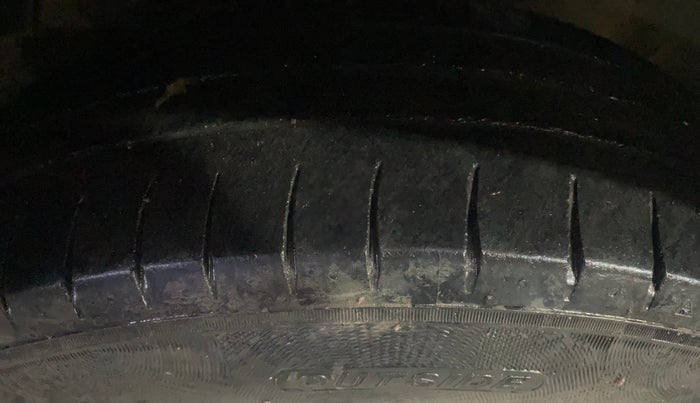 2013 Maruti Swift VXI, Petrol, Manual, 68,083 km, Left Front Tyre Tread