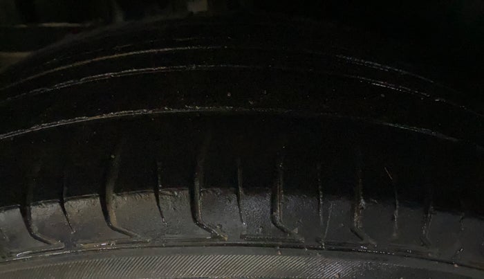2013 Maruti Swift VXI, Petrol, Manual, 68,083 km, Right Rear Tyre Tread