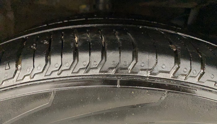 2017 Maruti Ciaz ALPHA  AT 1.4  PETROL, Petrol, Automatic, 55,561 km, Right Front Tyre Tread