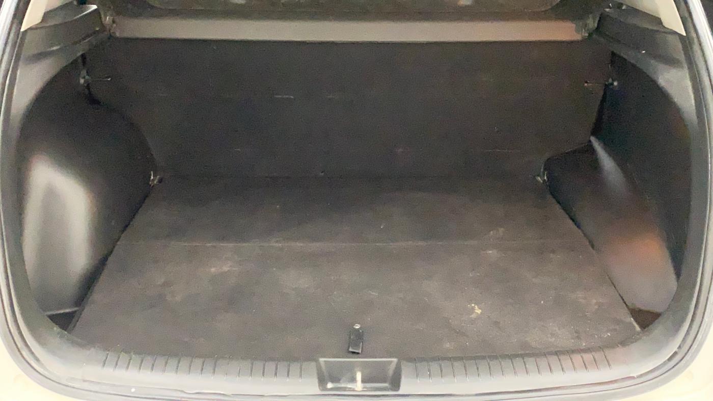 2016 Hyundai Creta SX PLUS 1.6 PETROL, Petrol, Manual, 81,388 km, Boot Inside