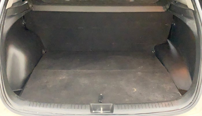 2016 Hyundai Creta SX PLUS 1.6 PETROL, Petrol, Manual, 81,388 km, Boot Inside