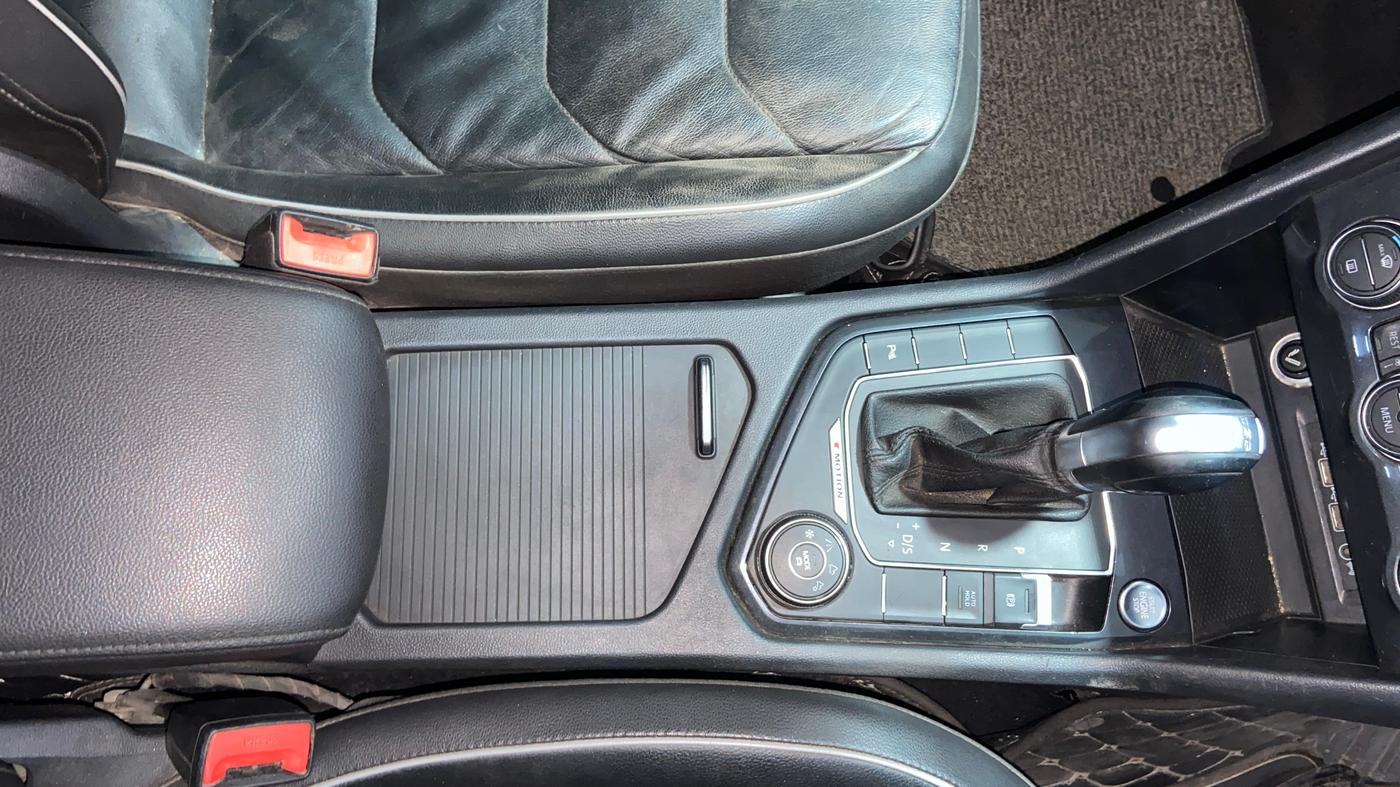 2019 Volkswagen TIGUAN HIGHLINE TDI AT, Diesel, Automatic, 1,21,122 km, Gear Lever