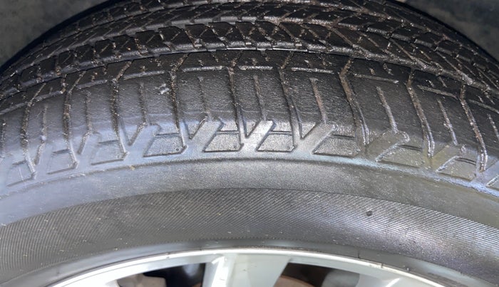 2019 Volkswagen TIGUAN HIGHLINE TDI AT, Diesel, Automatic, 1,21,122 km, Left Front Tyre Tread