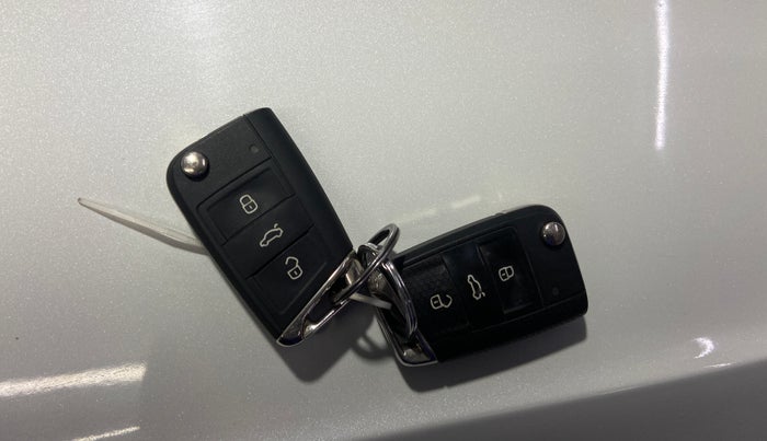 2019 Volkswagen TIGUAN HIGHLINE TDI AT, Diesel, Automatic, 1,21,122 km, Key Close Up