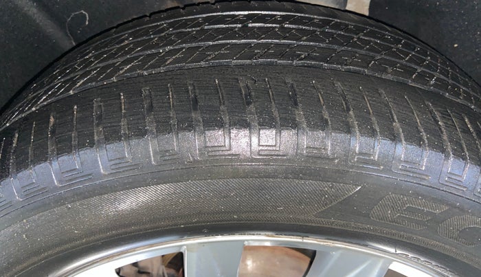 2019 Volkswagen TIGUAN HIGHLINE TDI AT, Diesel, Automatic, 1,21,122 km, Left Rear Tyre Tread