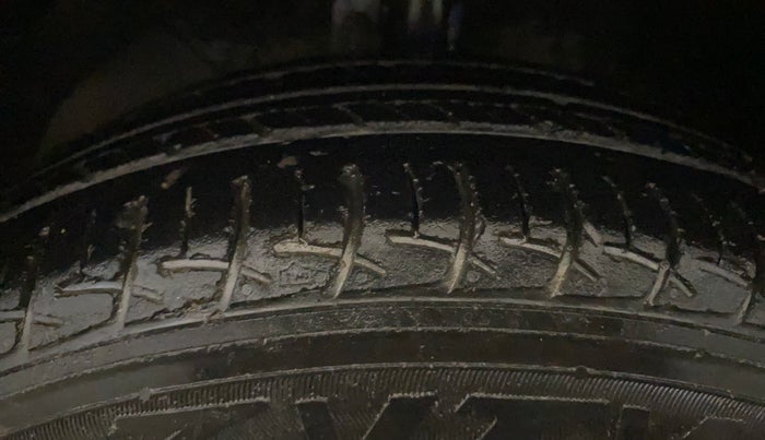 2016 Maruti Baleno DELTA PETROL 1.2, Petrol, Manual, 60,453 km, Left Front Tyre Tread