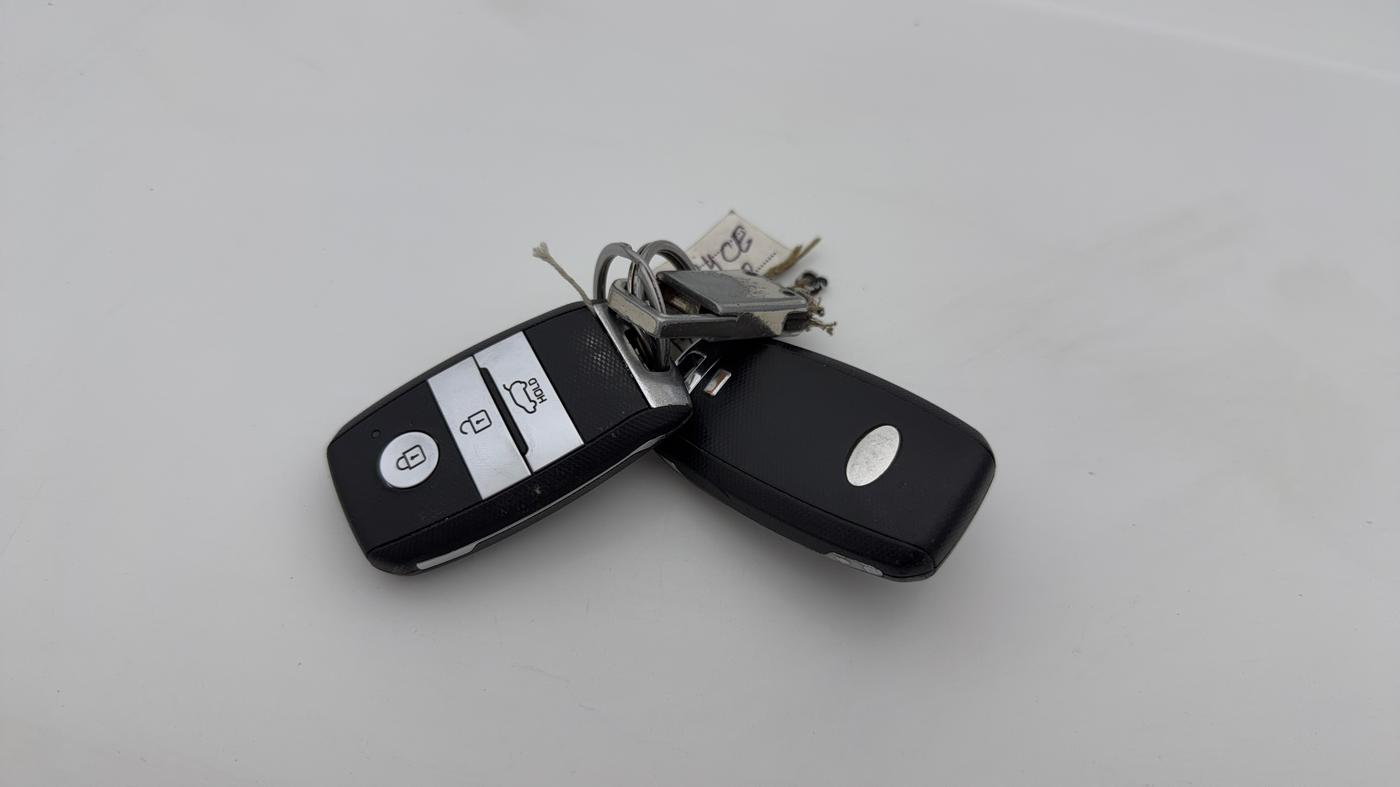 2020 KIA SELTOS HTX 1.5 PETROL, Petrol, Manual, 1,10,792 km, Key Close Up