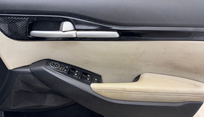 2020 KIA SELTOS HTX 1.5 PETROL, Petrol, Manual, 1,10,688 km, Driver Side Door Panels Control