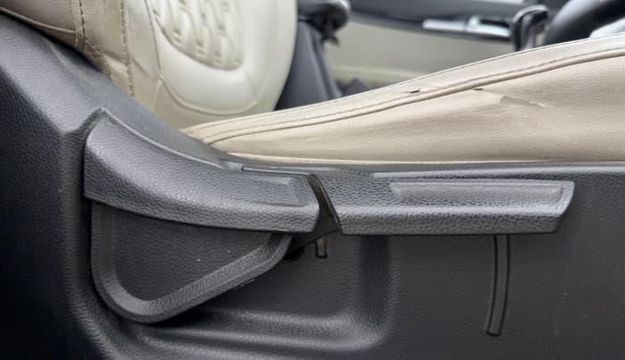 2020 KIA SELTOS HTX 1.5 PETROL, Petrol, Manual, 1,10,688 km, Driver Side Adjustment Panel