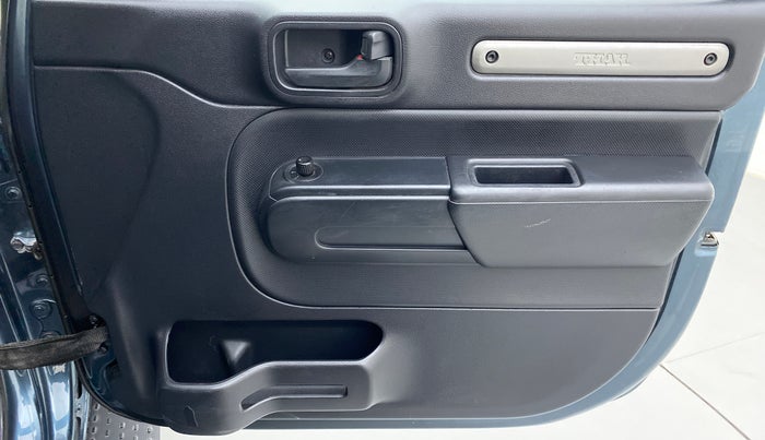 2021 Mahindra Thar LX PETROL HT 4WD AT, Petrol, Automatic, 31,551 km, Driver Side Door Panels Control