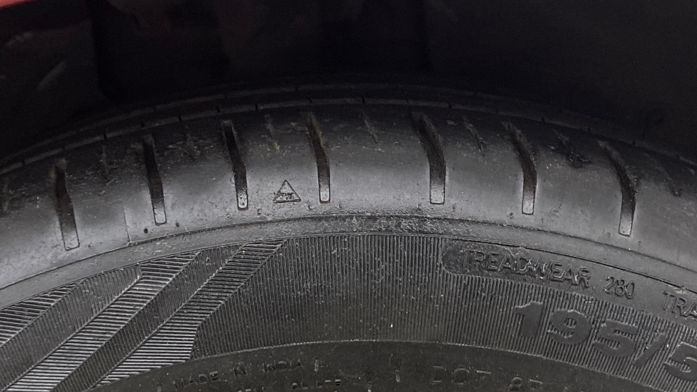 2021 Ford Figo Aspire TITANIUM 1.2 PETROL, Petrol, Manual, 47,007 km, Right Front Tyre Tread