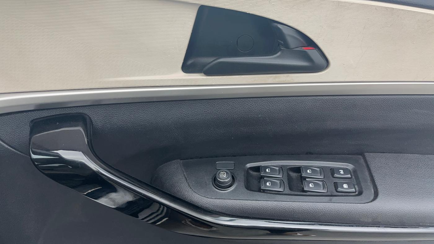 2023 Mahindra XUV700 AX 5 D AT 7 STR, Diesel, Automatic, 1,26,913 km, Driver Side Door Panels Control