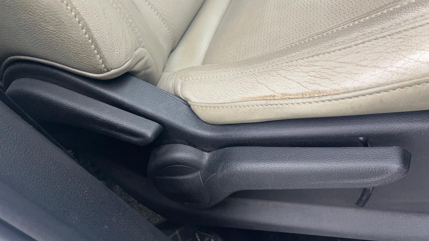 2023 Mahindra XUV700 AX 5 D AT 7 STR, Diesel, Automatic, 1,26,913 km, Driver Side Adjustment Panel