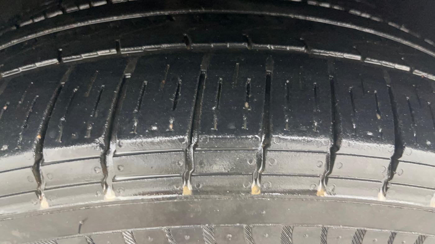 2023 Mahindra XUV700 AX 5 D AT 7 STR, Diesel, Automatic, 1,26,913 km, Left Front Tyre Tread