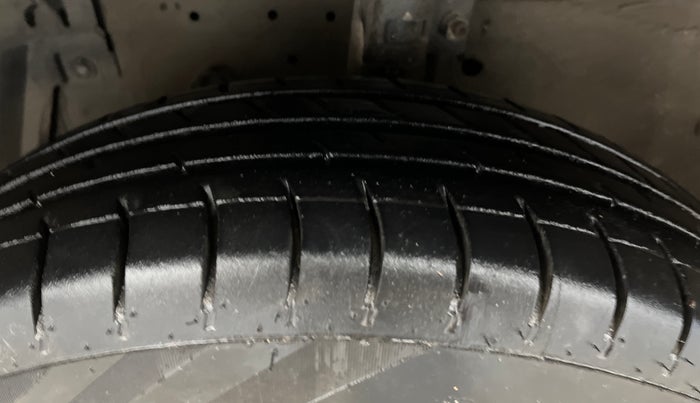 2016 Maruti Swift LXI (O), Petrol, Manual, 71,822 km, Left Front Tyre Tread