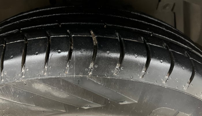 2016 Maruti Swift LXI (O), Petrol, Manual, 71,822 km, Right Front Tyre Tread