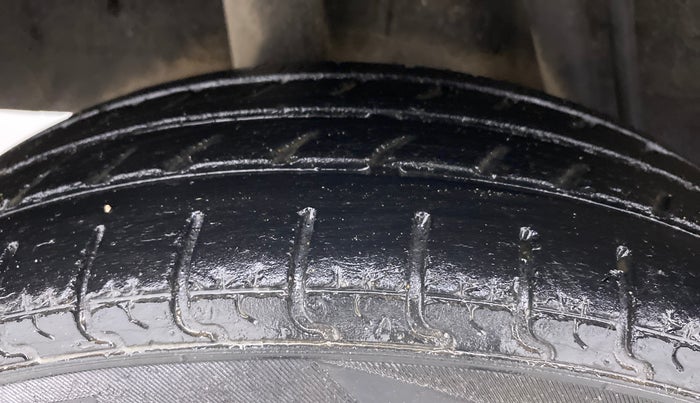 2016 Renault Kwid RXT, Petrol, Manual, 80,326 km, Right Rear Tyre Tread