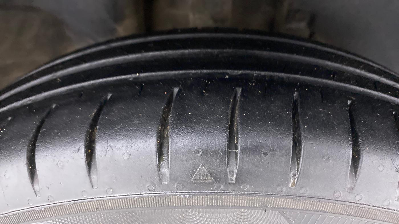 2016 Renault Kwid RXT, Petrol, Manual, 80,326 km, Right Front Tyre Tread