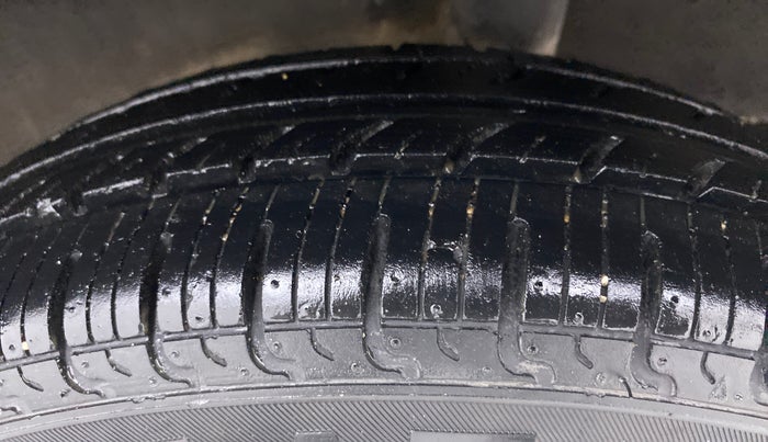 2016 Renault Kwid RXT, Petrol, Manual, 80,326 km, Left Rear Tyre Tread