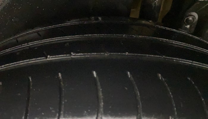 2015 Maruti Ertiga VXI, Petrol, Manual, 1,25,661 km, Left Rear Tyre Tread